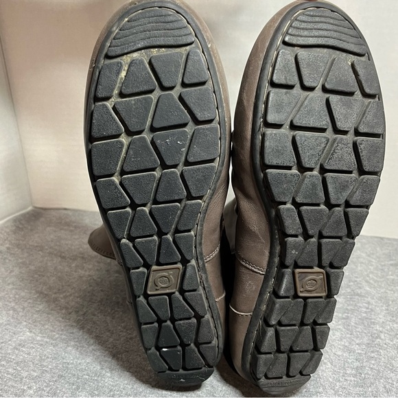 BORN women’s tan flat ankle booties. - Picture 13 of 15